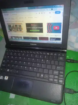 Notebook Toshiba. Nyala. Buat ngetik. Internet youtube bisa wifi on.