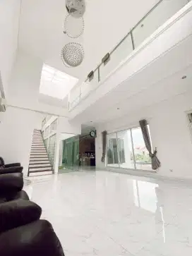 Rumah Puri Gardena luas 381 m, semi furnished bagus mewah