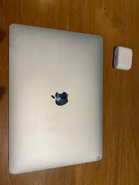 Macbook air m1 8/256 silver