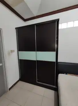 Lemari pintu geser
