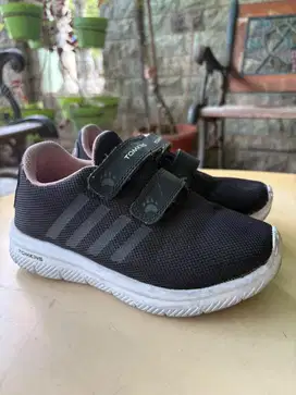 Sepatu sekolah tomkins