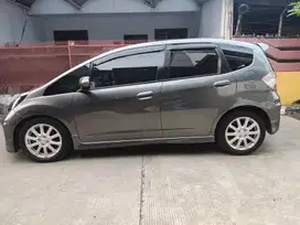 Dijual Honda Jazz RS AT Triptonic Thn.2013 warna abu abu metalik