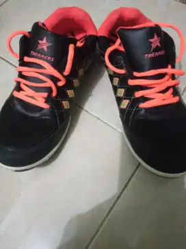Sepatu  sekolah anak- anak