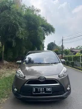 Toyota sienta v cvt 2016