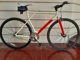 SEPEDA FIXIE MREK AIR WALK.
