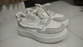 Sepatu DNY Putih Cream – Lucu & Kekinian