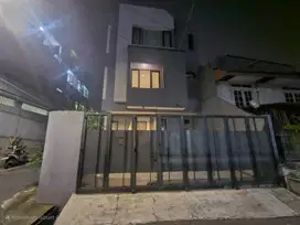 DIJUAL RUMAH DI JELAMBAR UK.7,5X10m2 POSISI HOOK SEMI FURNISHED