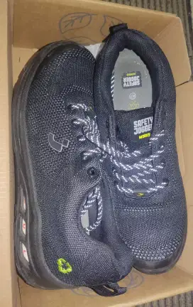 Sepatu safety joger