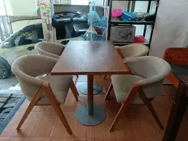 Meja kursi makan /cafe 
Ukuran meja 120x70x75

Harga 2jt/set
Ada 2 set