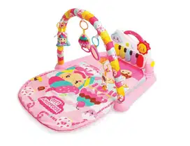 Playmate dengan mainan bayi