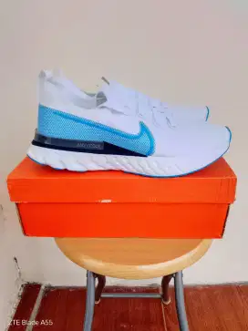 Nike React Infinity Run Flyknit Size: 42 / 8.5