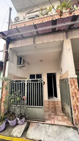 Rumah lantai 2 mungil bermezanin
