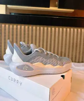 Dijual Sepatu basket & sneakers merk Under Armour Original Size 45