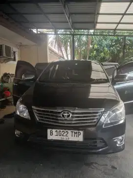 Toyota kijang innova bensin matic thn 2013 mobil bagus