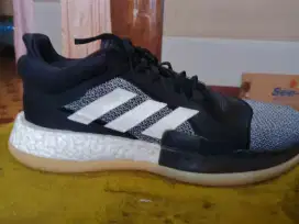 Dijual sepatu basket / sneakers merk Adidas original size 45