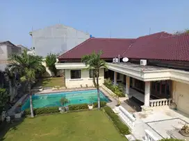 DIJUAL RUMAH MEWAH RAYA JEMURSARI DENGAN KOLAM RENANG