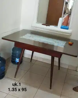 Meja makan jati