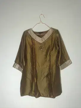 Baju warna mengkilat