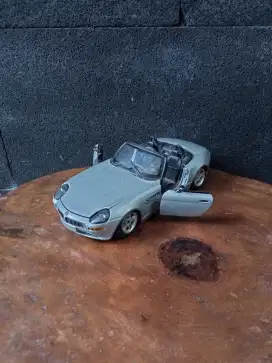 Diecast Bburago Bmw Z8 Bekas