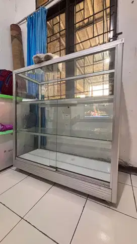 Etalase donat baju kue roti snack buku