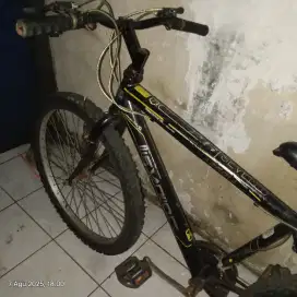 Sepeda bekas,. Masih okelah,. Rem doank kurang pakem,,