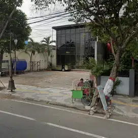 Jual gedung 2 lantai pusat kota MOJOKERTO di raya Empunala