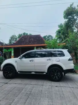 Dijual cepat pajero sport dakar 2013 vgt diesel matic AT warna putih