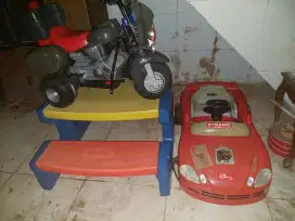 Meja bermainr, motor mainan, mobil mainan