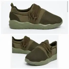 Sneakers (sepatu jalan) wanita