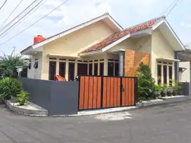 DIJUAL RUMAH LOKASI HOOK STRATEGIS, NYAMAN & AKSES JALAN LUAS