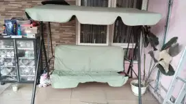 Kursi ayunan taman