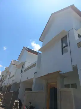 Rumah minimalis lantai 2 di a rea pusat kota dekat kemana mana