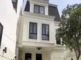 RUMAH MEWAH MODERN FULL FURNISH DI TAMAN LAGURA, CEMPAKA PUTIH