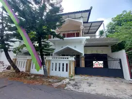 Kontrakan Rumah cantik 2lt Strategis Terawat Master Bedroom Luas