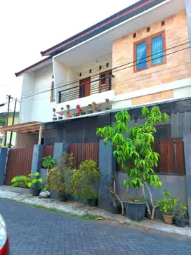 RUMAH BESAR DI PERUMAHAN ARGA PERMAI GAMPING