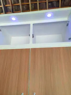 Almari pakaian minimalis