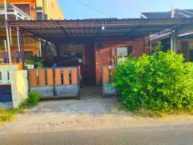Rumah Hunian Pinggir Jalan
