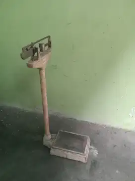 Timbangan berdiri bekas