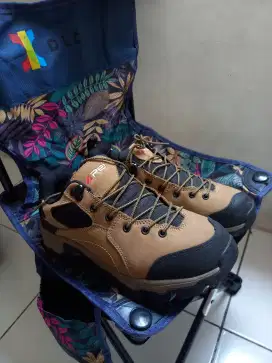 Sepatu gunung arei