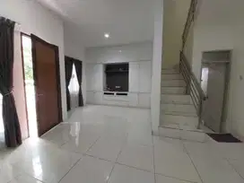 DIJUAL RUMAH 3 LANTAI FURNISH CITRA 5 JAKARTA