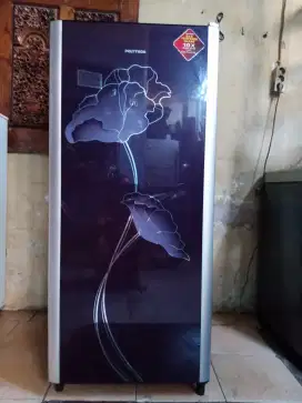Kulkas 1pintu merek politro masih bagus