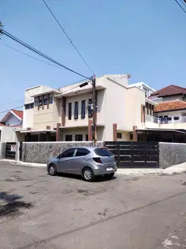 RUMAH LUAS POSISI HOOEK DI MARGAHAYU METRO BANDUNG