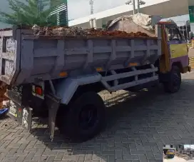 Jasa buang tanah dan puing proyek