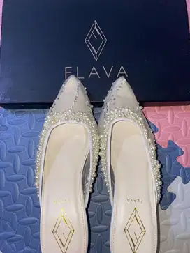 Heels flava warna putih