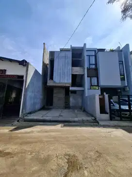 Rumah Modern 3 Lantai  Akses Dekat Jalan Raya Di Duren Sawit Jakarta T