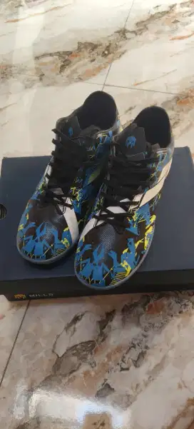 Sepatu futsal mills