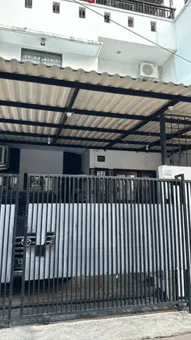 Dijual Rumah Semi Furnished 3 lantai di GreenVille