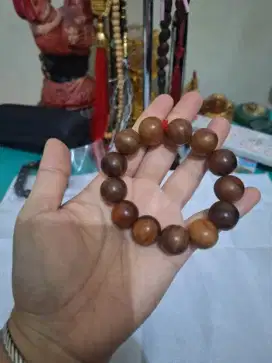Gelang kayu bulat 
Kayu tengsek 
Limited edition 
Barang terawat 
Pema