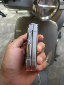 Samsung galaxy Z flip 6 sein 256 GB (pemakaian 2 bulan) lengkap ibox