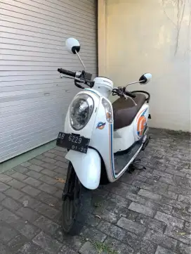 Scoopy putih 2016